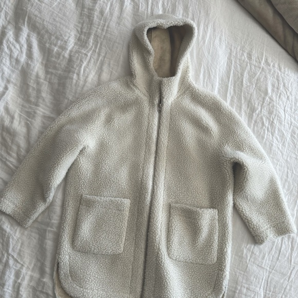 Size M white winter coat. Outside is Sherpa and inside is suede. Hood and zipper - Picture 1 of 7